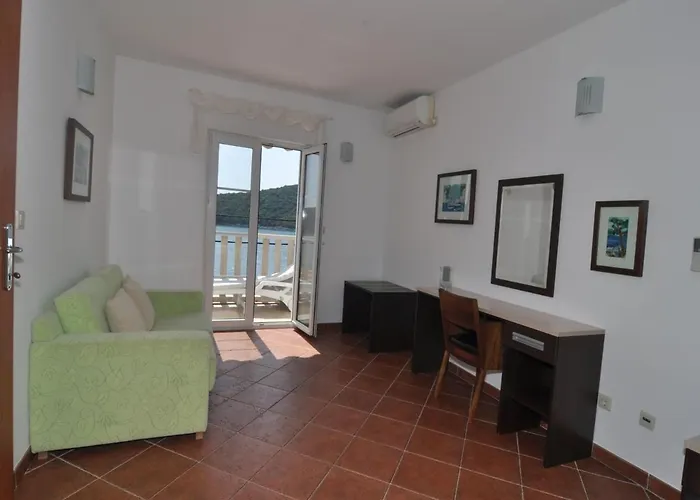 Διαμέρισμα Marina- Beachfront, Sea View And Free Parking