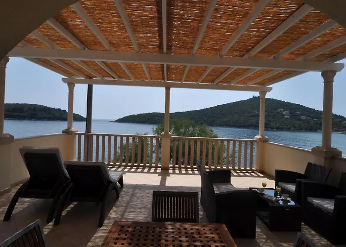 Διαμέρισμα Marina- Beachfront, Sea View And Free Parking