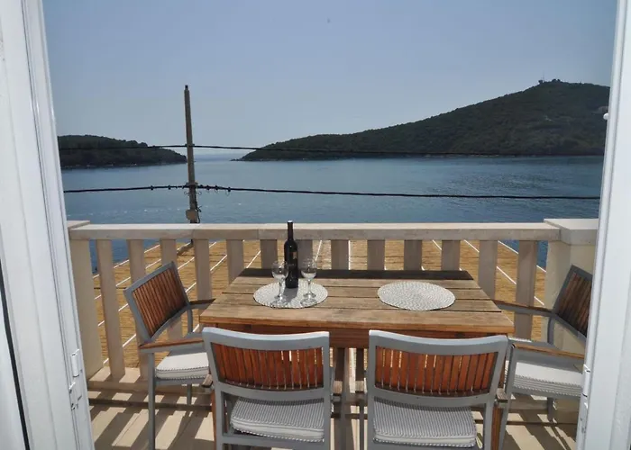 Διαμέρισμα Marina- Beachfront, Sea View And Free Parking