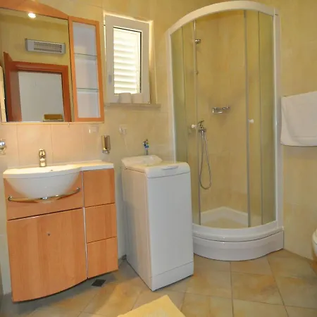 Marina- Beachfront, Sea View And Free Parking מולונאט