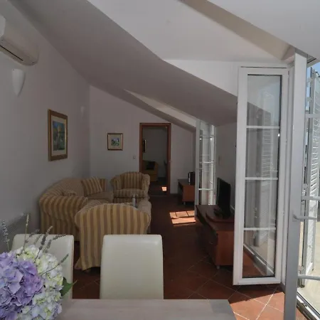 Marina- Beachfront, Sea View And Free Parking דירה *