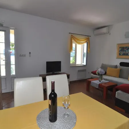 Marina- Beachfront, Sea View And Free Parking